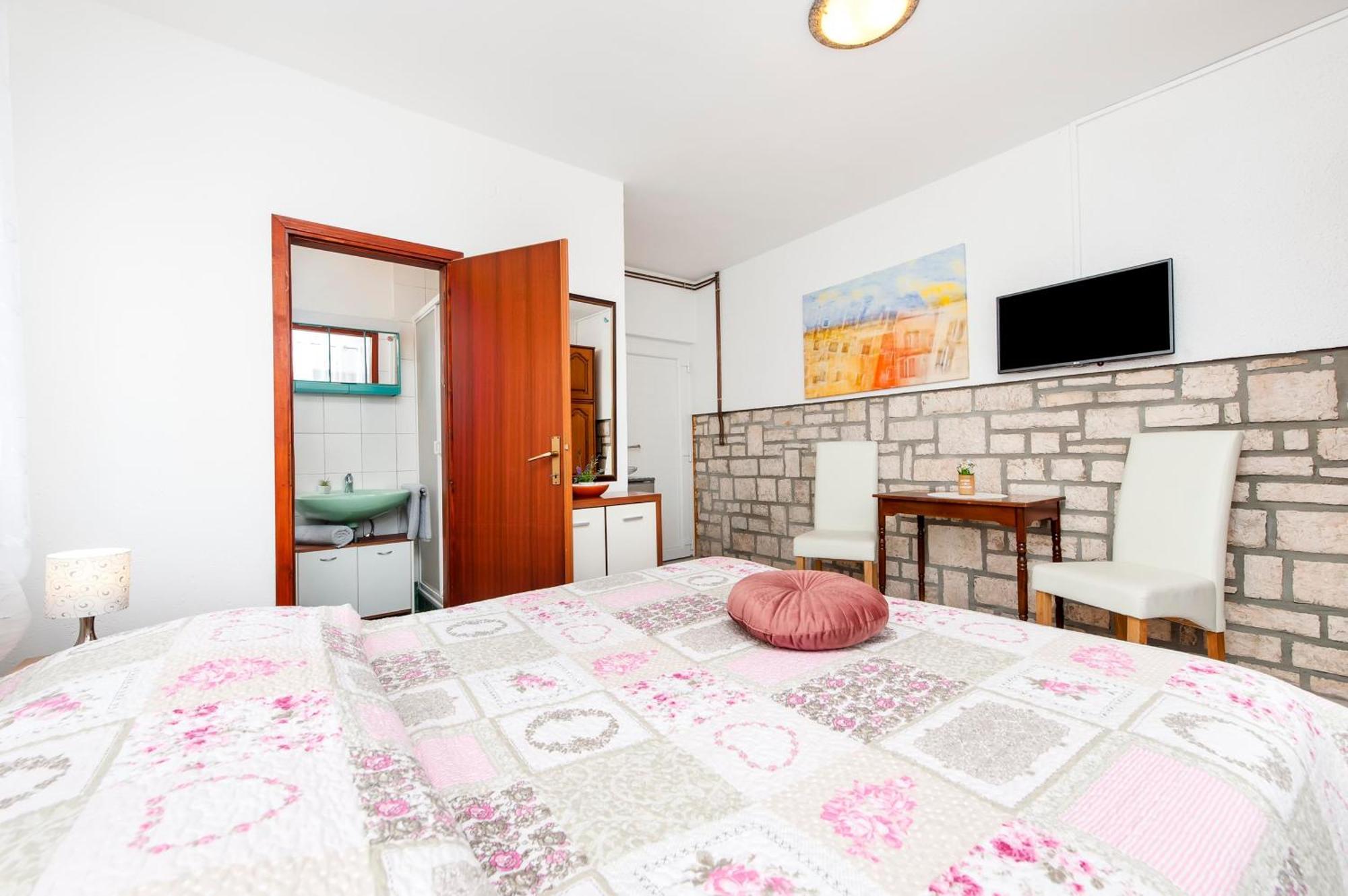 Apartments And Room Silvana Ровинь Экстерьер фото