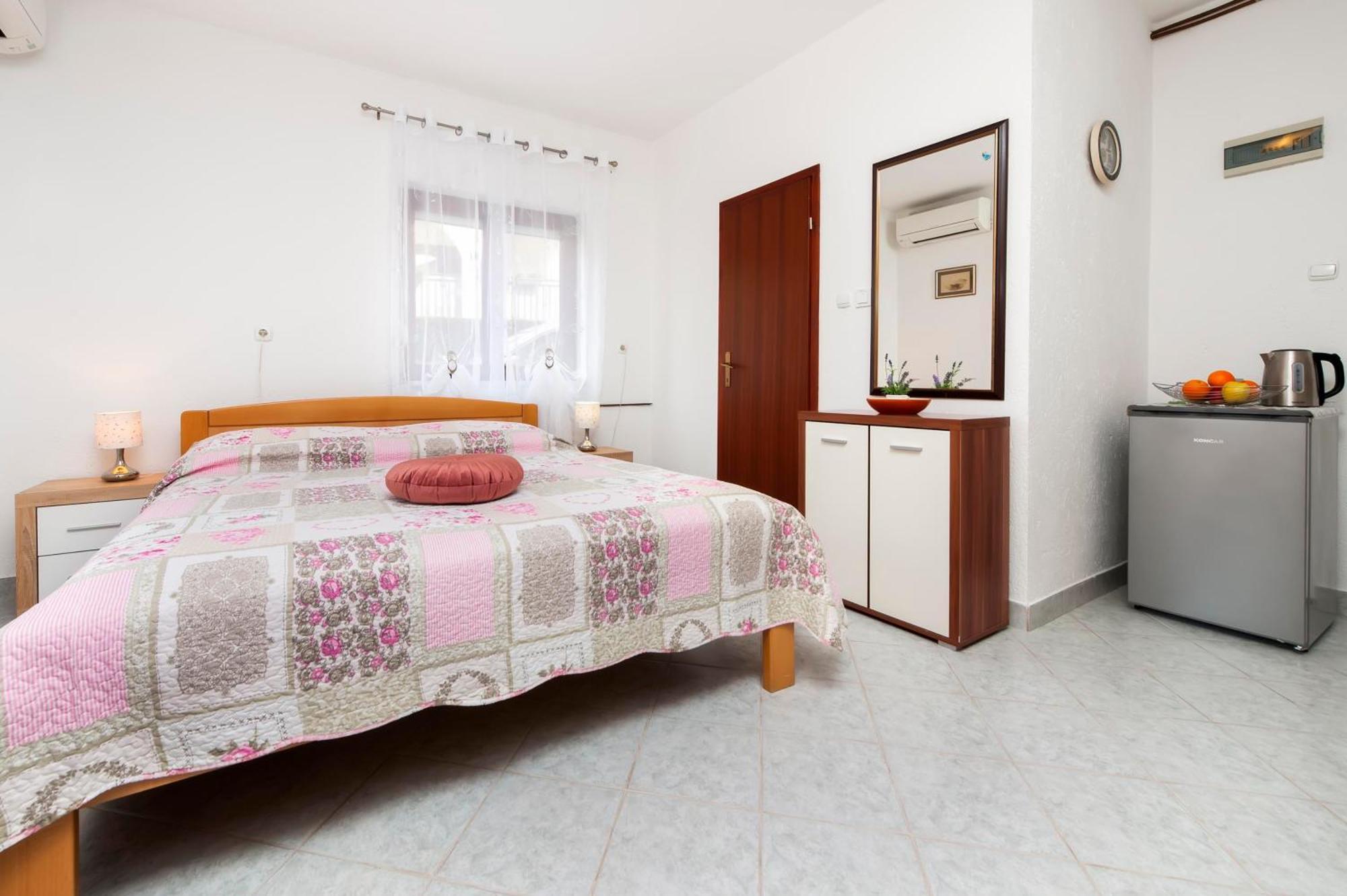 Apartments And Room Silvana Ровинь Экстерьер фото